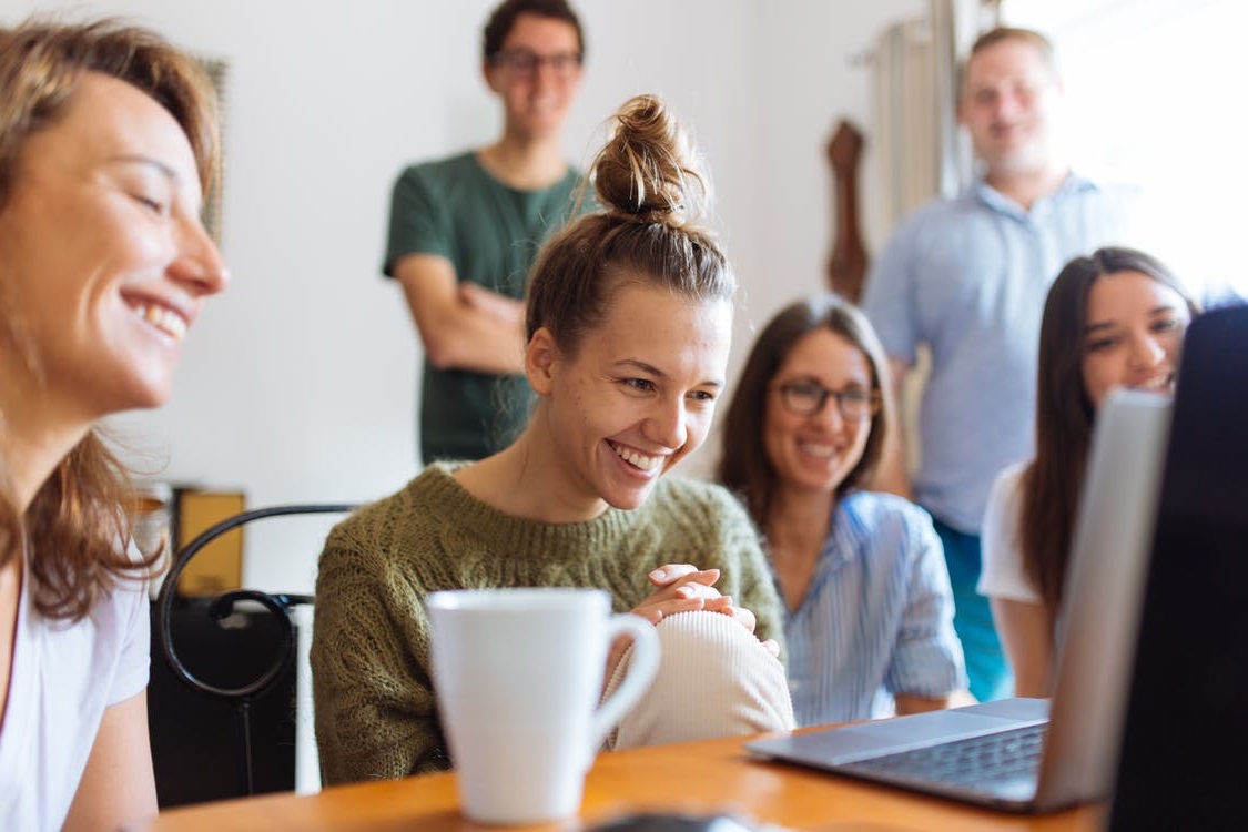 Collega's kijken samen naar een beeldscherm, werken samen.